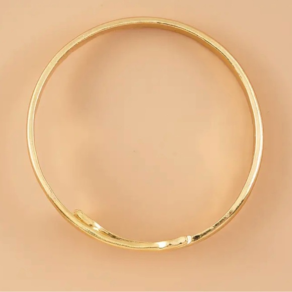 New, Women's Gold-tone Hug Bracelet - Picture 4 of 4